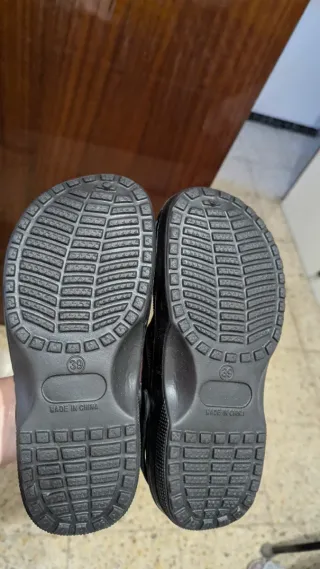 Zapatillas tipo Crocs negras