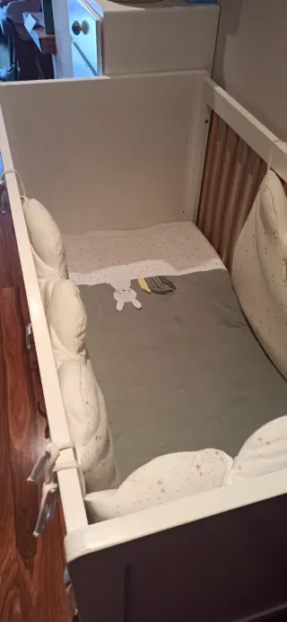 Cuna y colchón especial.