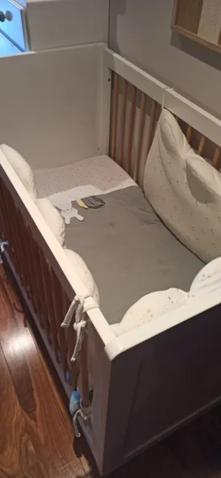 Cuna y colchón especial.