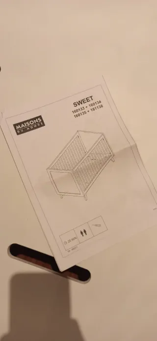 Cuna y colchón especial.