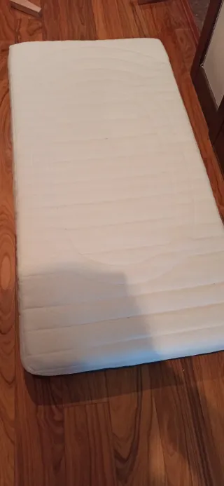 Cuna y colchón especial.