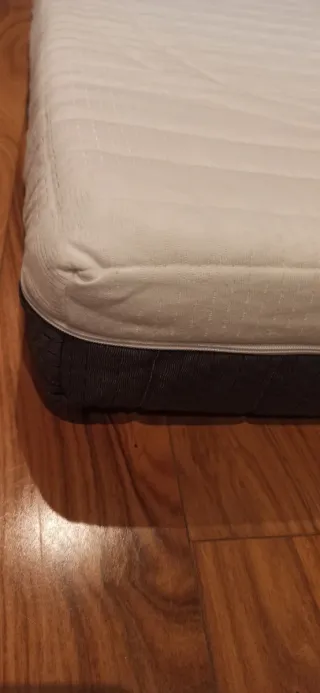 Cuna y colchón especial.