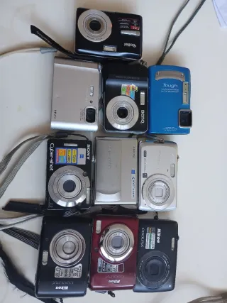 Consegna di fotocamere digitali per ricambi