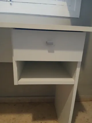 Escritorio blanco de madera