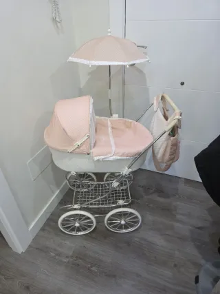 Carrito de bebé de juguete rosa marca Arias