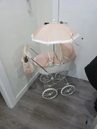 Carrito de bebé de juguete rosa marca Arias