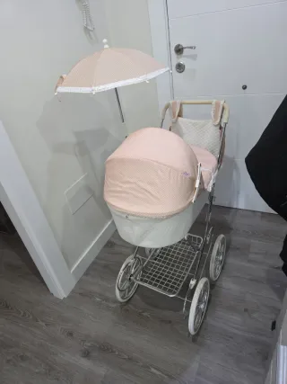 Carrito de bebé de juguete rosa marca Arias