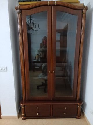 Mueble vitrina madera y cristal