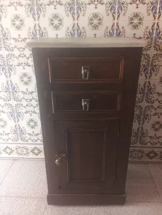 Mesita de noche de madera y mármol