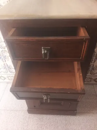 Mesita de noche de madera y mármol