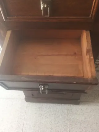 Mesita de noche de madera y mármol