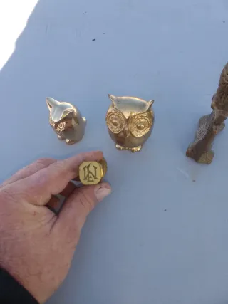 Lote Antigüedades: Búho, Gato y Anillo con sello.