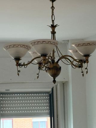 Lámpara de techo dorada y blanca