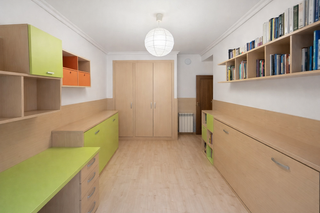 2nidos empotrados+escritorio+estanterias+cajoneras