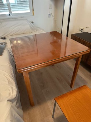 Mesa de madera y 2 sillas