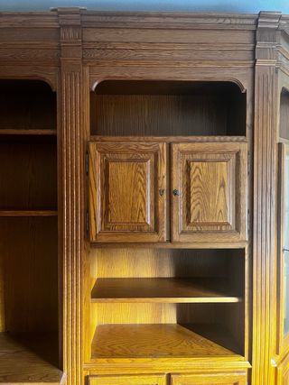 Mueble de salón de madera y cristal