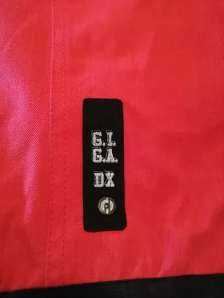 Pantalón de esquí rojo y negro