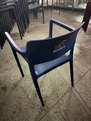 Sillas de plástico apilables azules