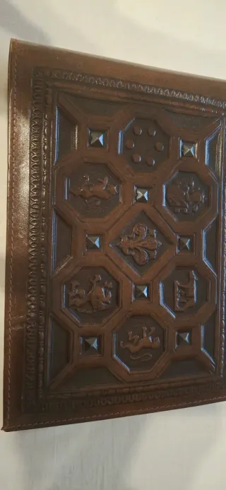 Album foto pelle vintage in  rilievo. Cm 22 x 30.