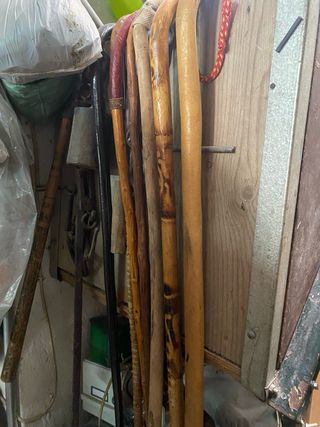 Herramientas antiguas y botellas