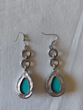 Orecchini pendenti boho-chic a goccia turchese