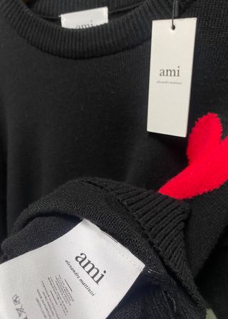 Suéter Ami Paris Negro Corazón Rojo