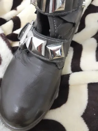 Botas de cuero marrón con tachuelas