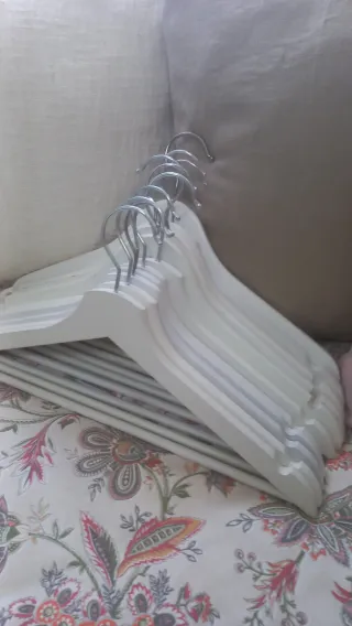 Perchas de madera blancas 10und. (pack)