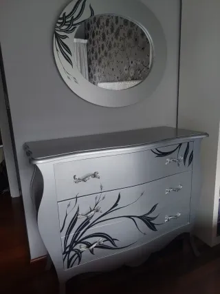 Cómoda plateada con diseño floral
