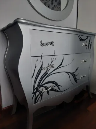 Cómoda plateada con diseño floral