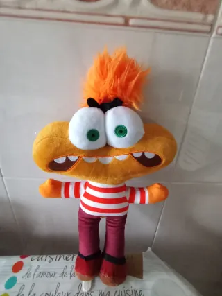 Peluche divertido personaje naranja y blanco