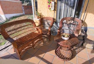 Conjunto mimbre: sofá, mesa y sillones