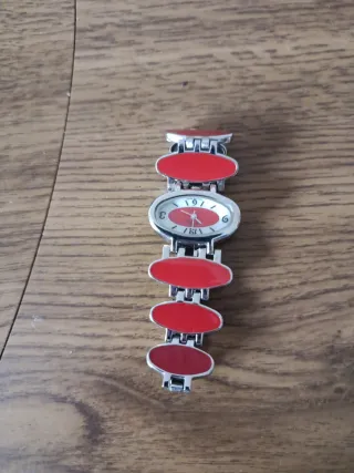 Reloj de pulsera ovalado con detalles rojos