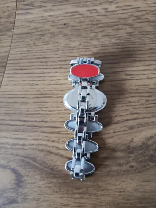 Reloj de pulsera ovalado con detalles rojos