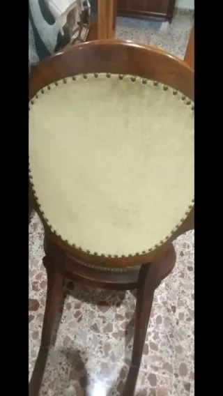 Mecedora antigua de madera y terciopelo