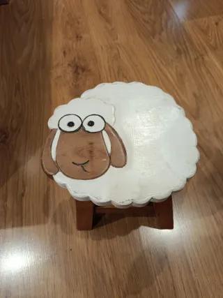 Taburete de madera con zorro y oveja.