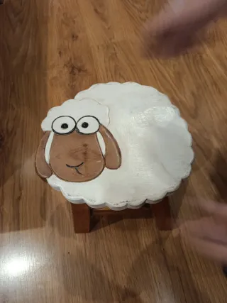 Taburete de madera con zorro y oveja.