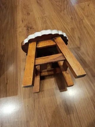 Taburete de madera con zorro y oveja.