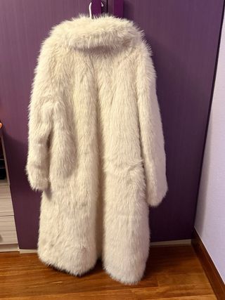 Abrigo largo pelo blanco Stradivarius Talla L
