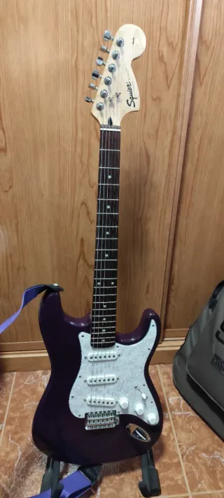 Fender Squier Stratocaster Púrpura Oscuro