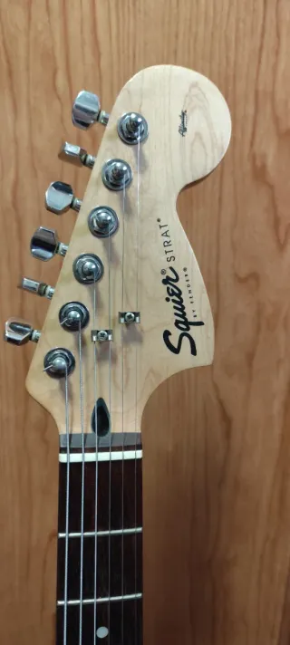 Fender Squier Stratocaster Púrpura Oscuro