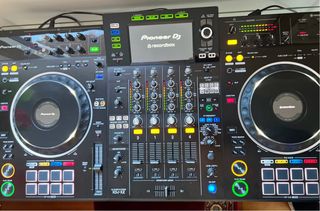 Pioneer XDJ-XZ con funda Magma y desk saver.
