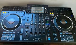 Pioneer XDJ-XZ con funda Magma y desk saver.