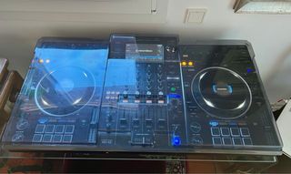 Pioneer XDJ-XZ con funda Magma y desk saver.