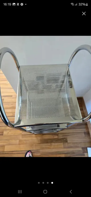 Estantería de metal plateada