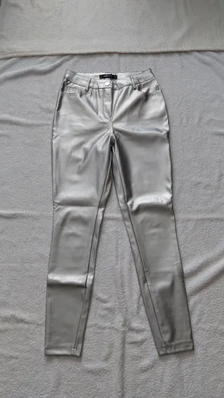 Pantalón efecto piel plateado