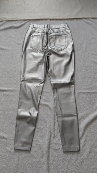 Pantalón efecto piel plateado