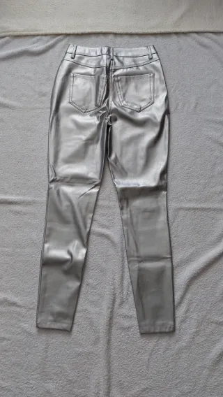 Pantalón efecto piel plateado