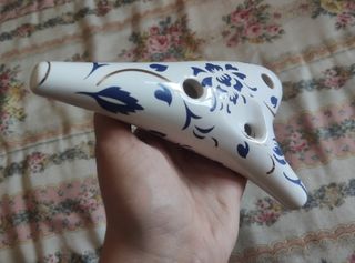 Ocarina de cerámica blanca con diseño floral