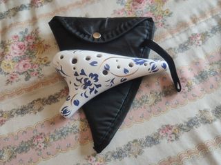 Ocarina de cerámica blanca con diseño floral